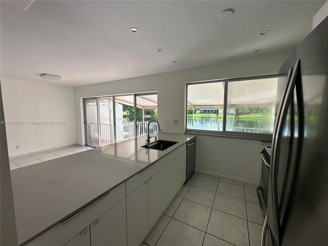 Foto del edificio - 6910 Holly Rd