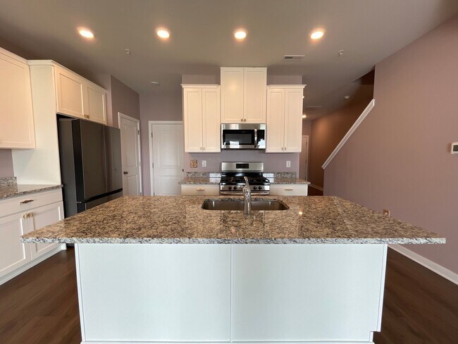 Foto del edificio - Move-in-ready Brookside Court townhome off...