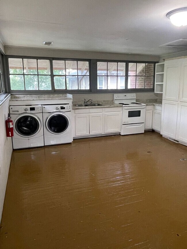 Foto del edificio - 2712 Preston St. Unit 1/2- UPSTAIRS/PRE-LE...