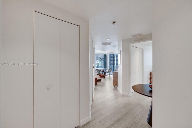 Foto del edificio - 45 SW 9th St