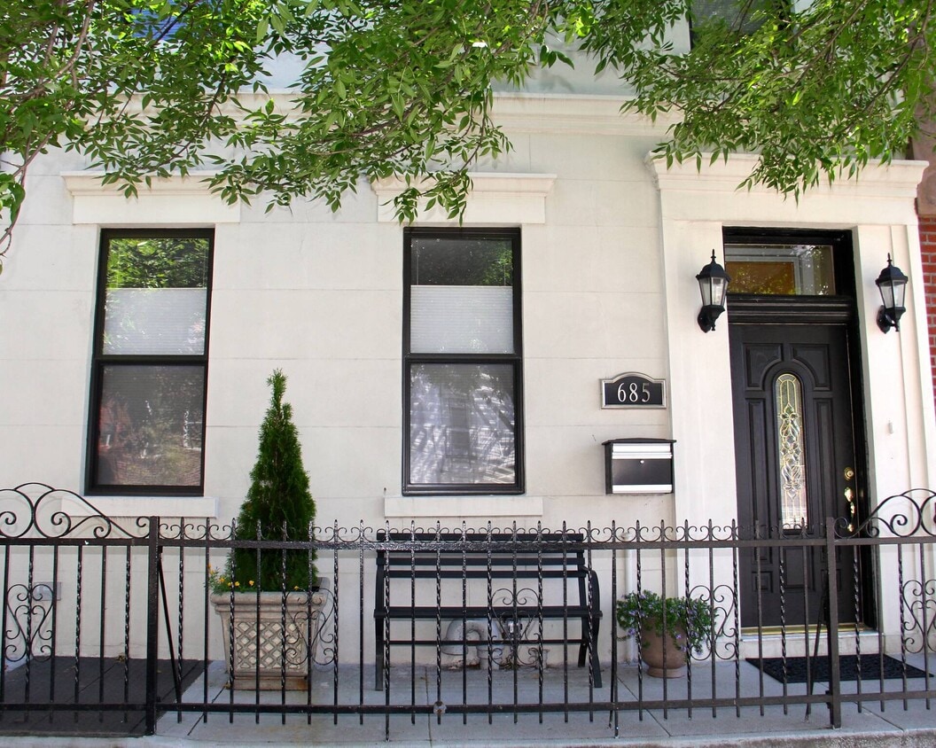 Primary Photo - 685 6th Ave