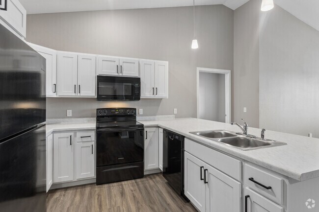 2BR, 2BA - 970SF - Kitchen - Creekside Heights Apartments, LLC
