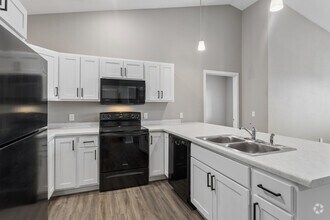 2BR, 2BA - 970SF - Kitchen - Creekside Heights Apartments, LLC