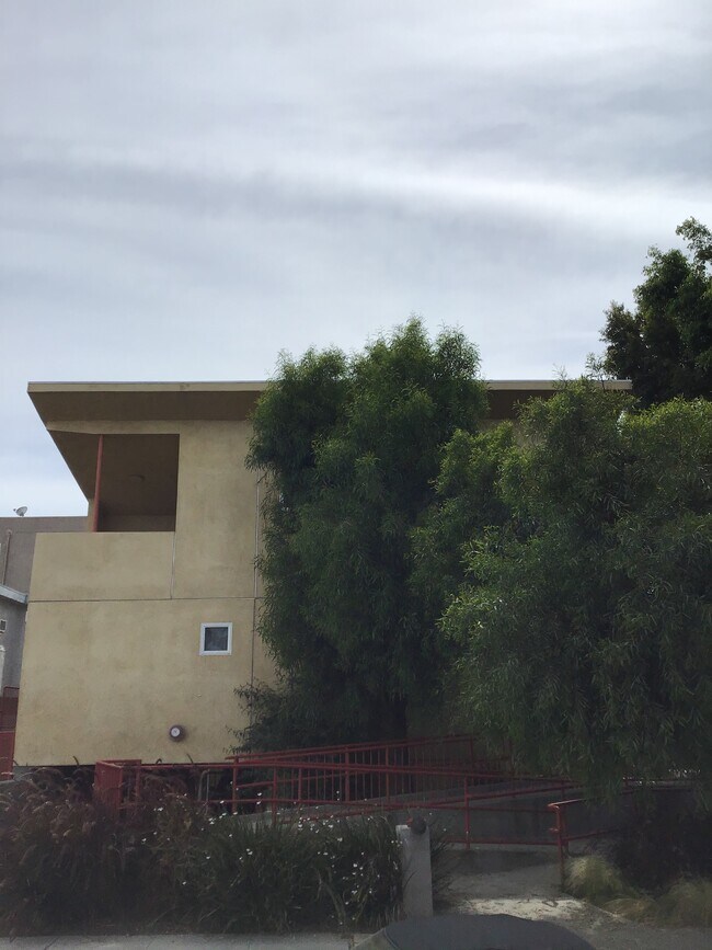 outside - 3625 Empire Dr