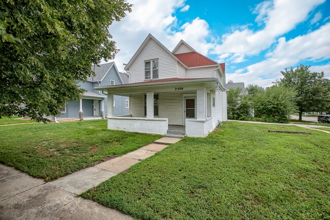 Building Photo - 4 Bedroom Home Available NOW Near UNL Campus!