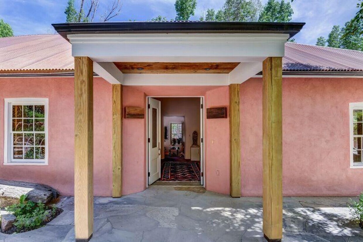 Primary Photo - Live in a Piece of Santa Fe’s History – Av...