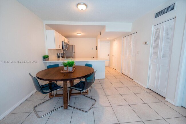 Foto del edificio - 2345 NE 135th St