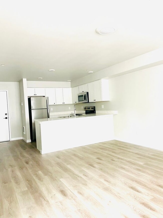 Building Photo - Newer Two Bedroom Apartment!