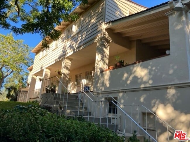 Building Photo - 541 Comstock Ave