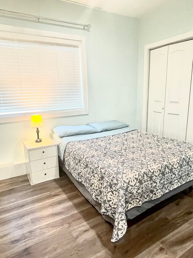 Foto del edificio - 2442 Maywood Ave