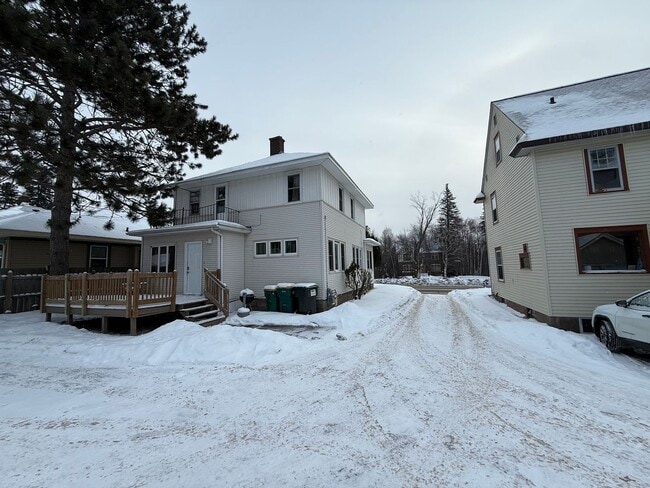Building Photo - Duluth MN 6-Bedroom - 2-Bath - 2-Car Garage