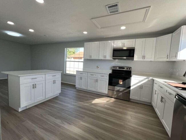 Building Photo - 1731 Ave C NE