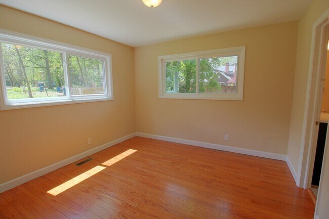 Foto del edificio - Renovated, Well-Kept 2bd/1ba Only 1 Block ...