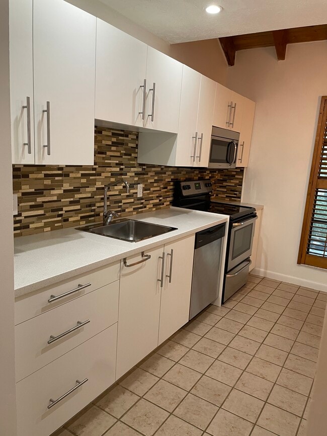 Kitchen - 810 SE 2nd St