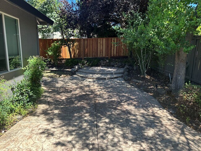 Foto del edificio - 6632 Maple Creek Dr