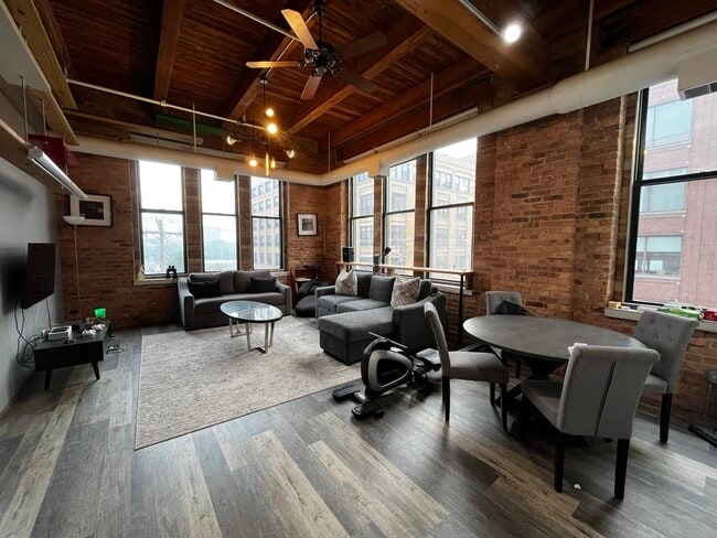 Building Photo - 331 S Peoria St