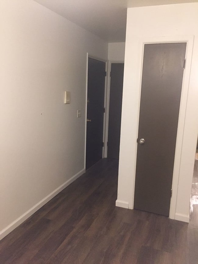 Building Photo - 1754 Grange Avenue - 2 Bedroom Lower