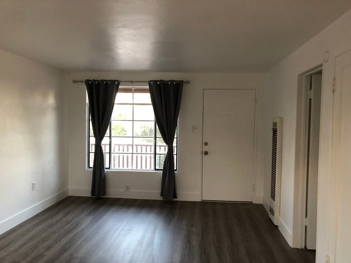 Primary Photo - 33 N Longfellow Ave