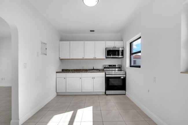 Building Photo - 130 SW 31st Ct
