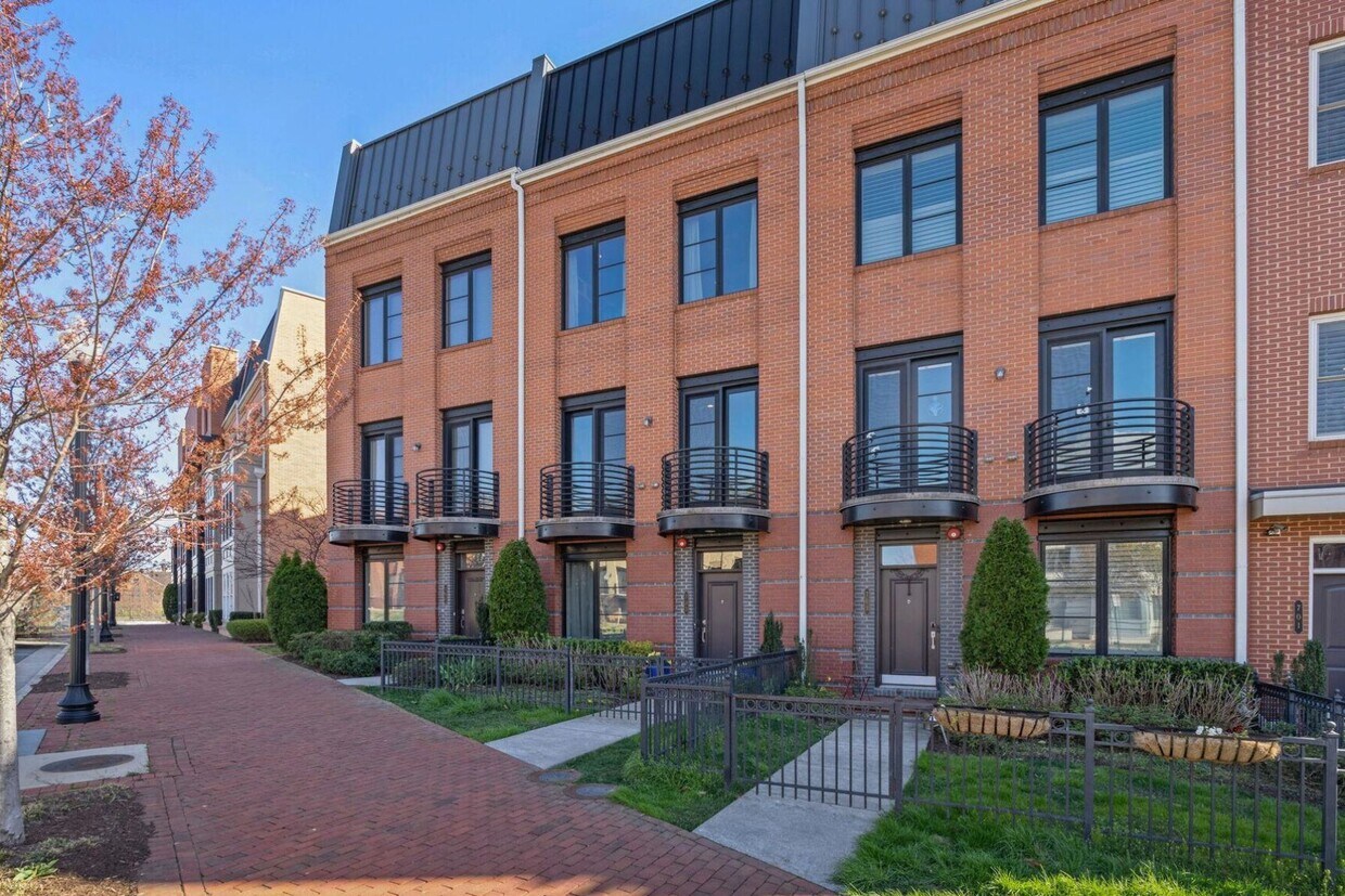 Primary Photo - 705 E Howell Ave