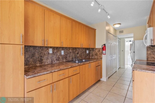 Building Photo - 3550 Blue Lake Dr