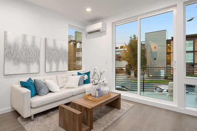 Photo - Stylish, Bright and Efficient 2 bed 1.75 Bath Townhome. Walk to U-Village!