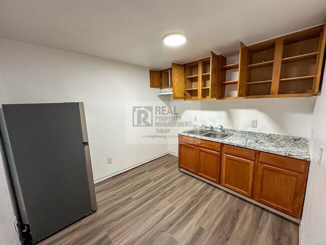 Building Photo - 2 Bedroom Apartment In Lakewood!