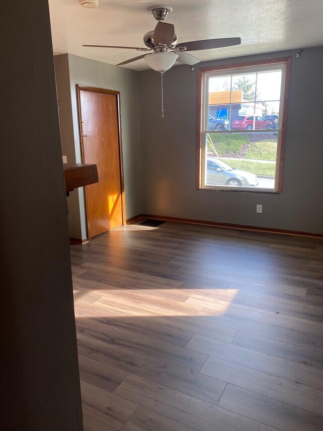 Dormitorio - 175 E Main St