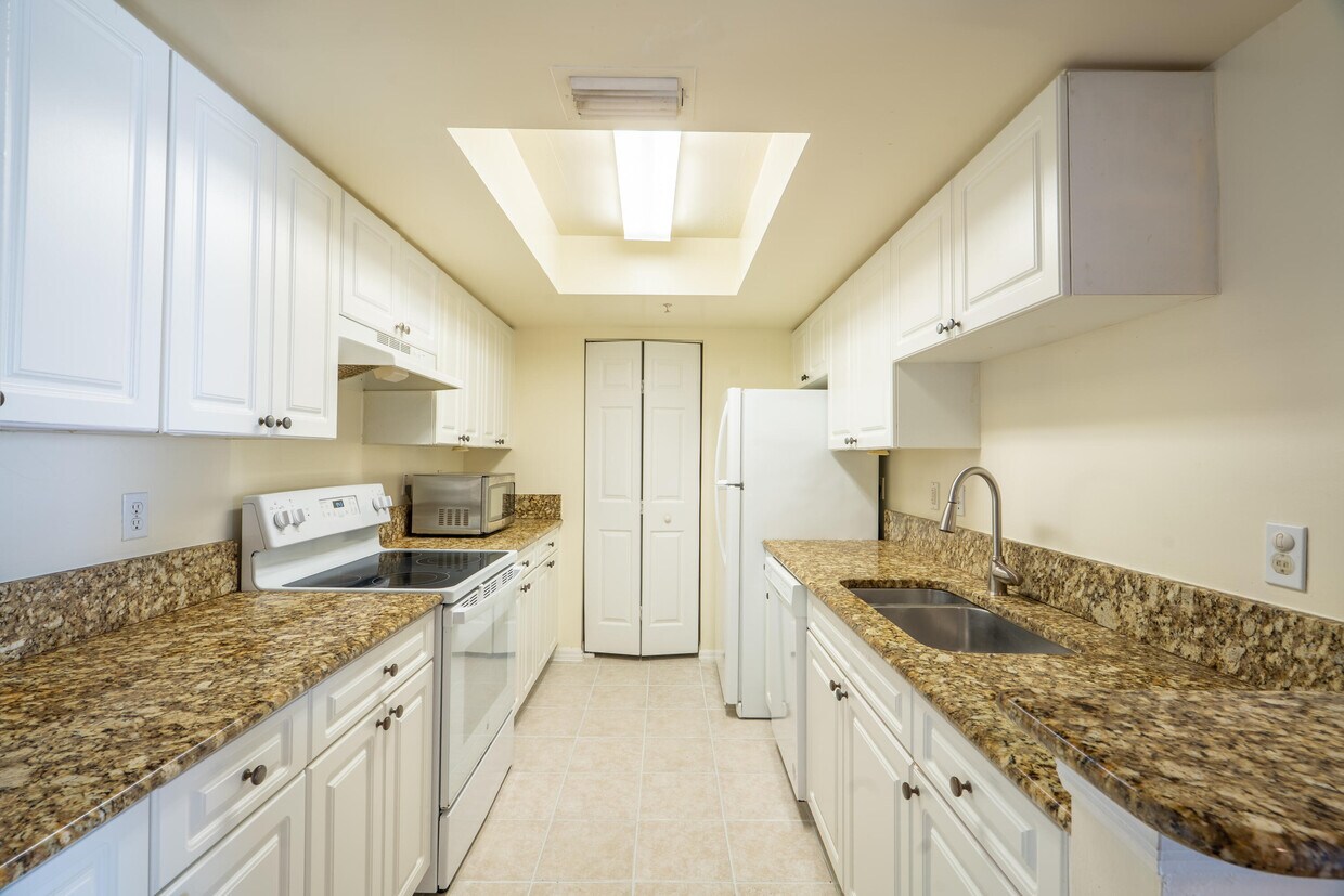 Foto principal - 1300 Crestwood Ct S