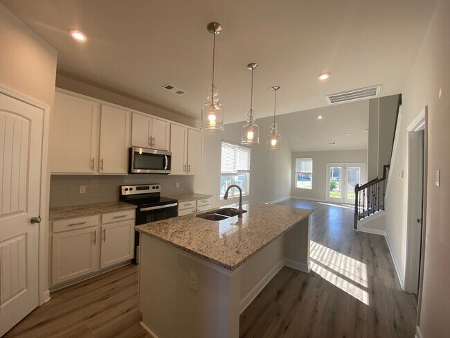 Building Photo - End Unit Townhome in Lebanon / 3 Spacious Bedrooms / Loft Area / 1 Car Garage / Back Patio