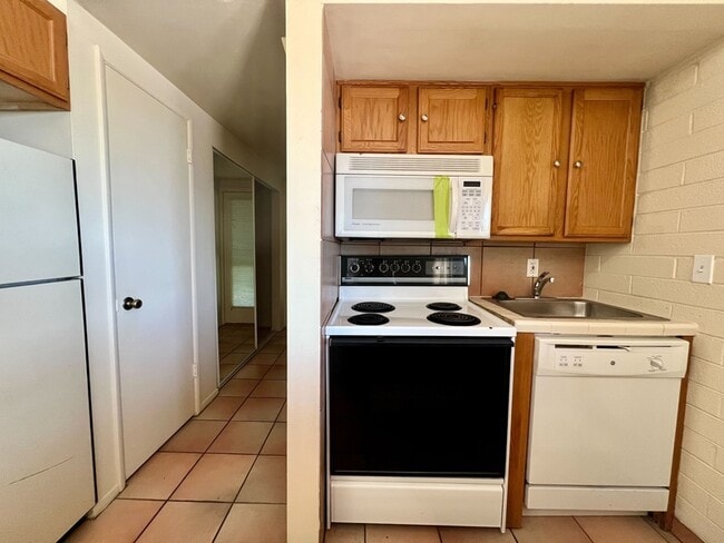 Building Photo - 599 Darwin St