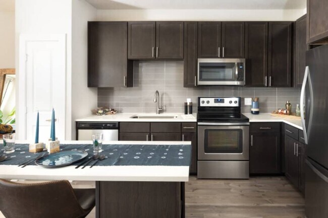 Foto del edificio - 330 Las Colinas Blvd E