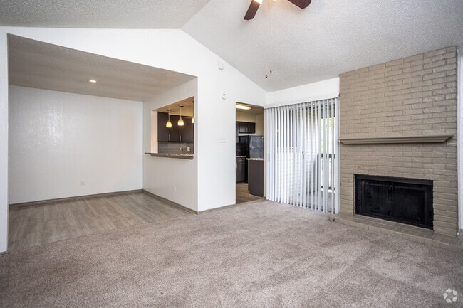 2 habitaciones, 2 baños - 1011 pies cuadrados - Sala de estar/comedor - Timbers Apartment Homes