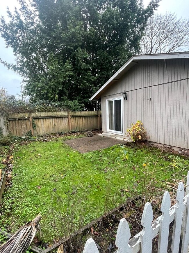 Building Photo - Pet Friendly 2 Bedroom in Lebanon!