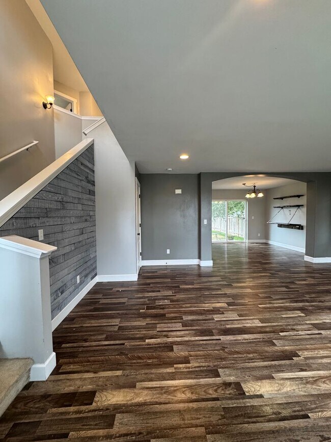 Building Photo - HUGE PET FRIENDLY Rental