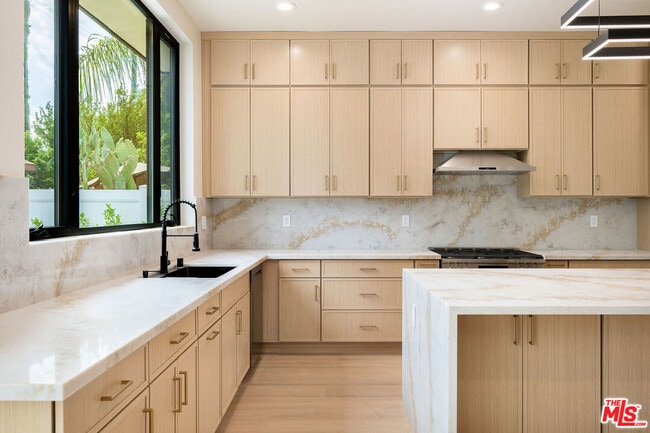 Foto del edificio - 17510 Miranda St