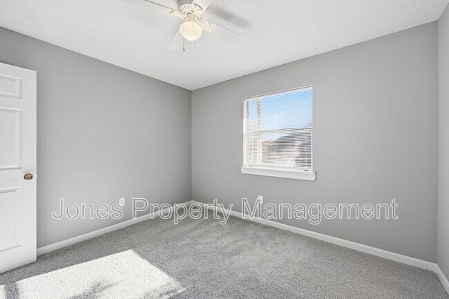 Foto del edificio - 905 Chimneys Ln