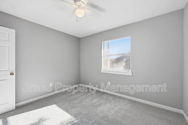 Building Photo - 905 Chimneys Ln