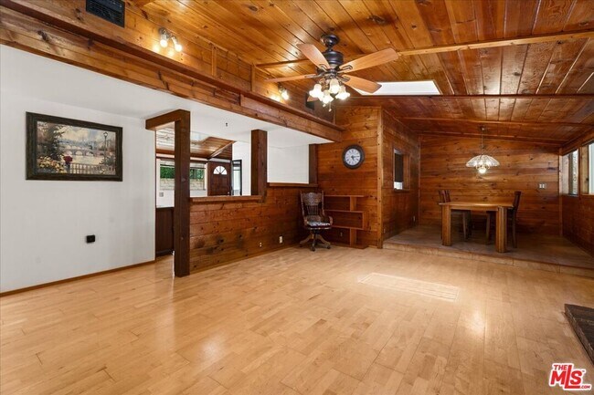 Foto del edificio - 6141 Corbin Ave