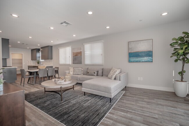 Building Photo - 1253 N Kingsley Dr