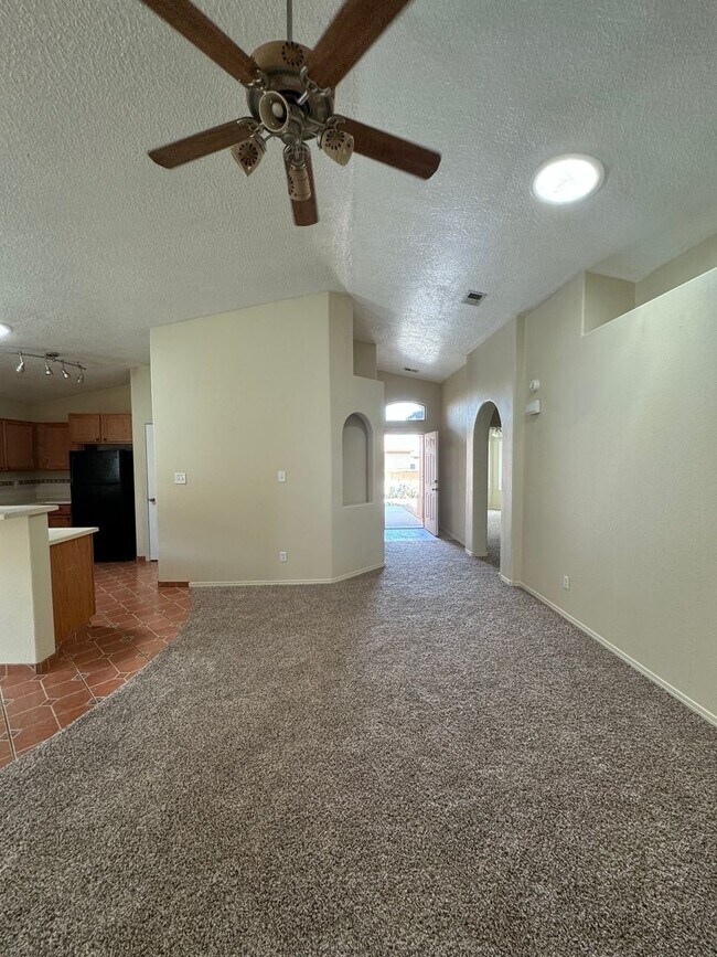 Building Photo - 3 bed 2 bath home in Huning Ranch New Pain...