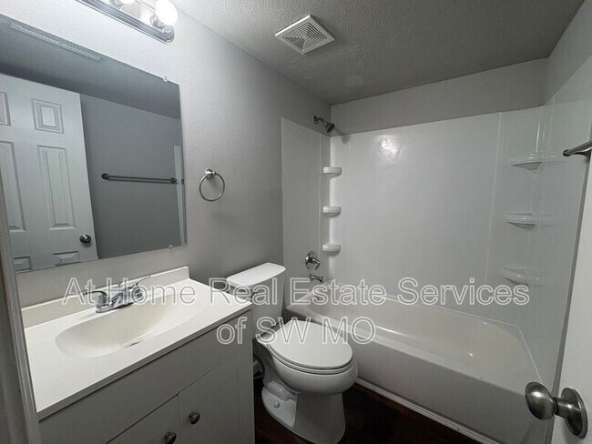 Building Photo - 712 E Sunshine St