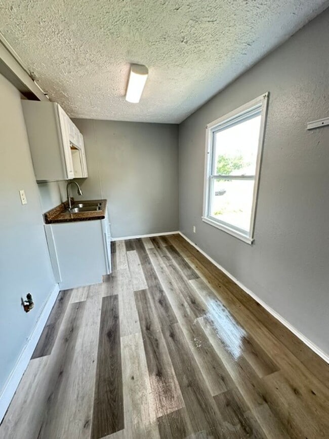 Building Photo - 916 N Central Dr