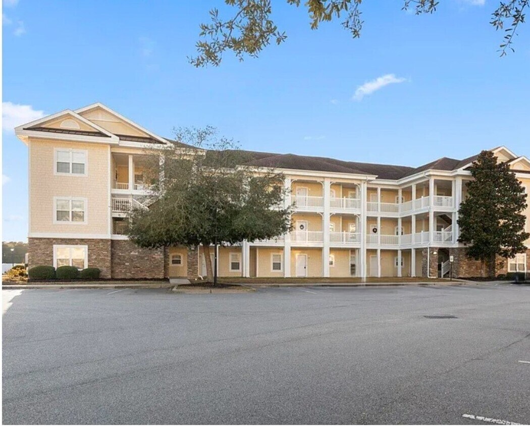 Foto principal - Stunning Top-Floor 2-Bedroom Retreat with ...