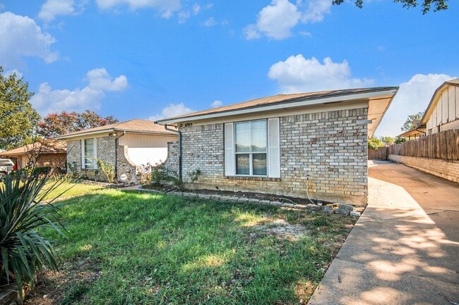 Photo - 6915 W Cleburne Road Unit House