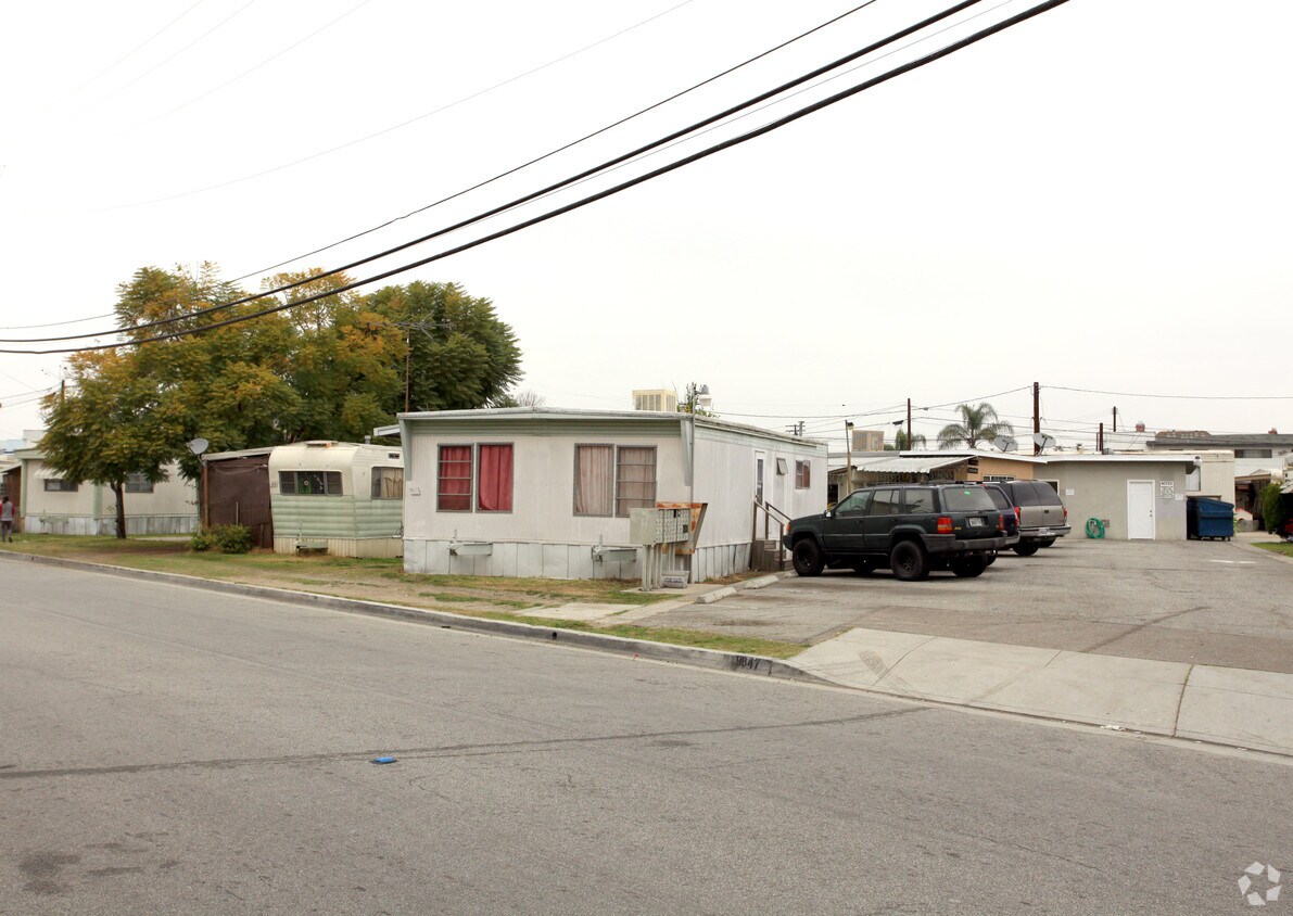 Flora Vista Trailer Park Apartments in Bellflower, CA
