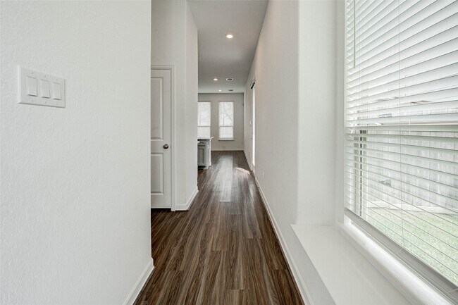 Building Photo - 207 Club Crest Ln