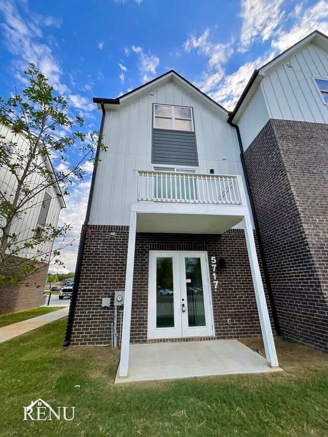 Building Photo - 5671 Sofias Cir