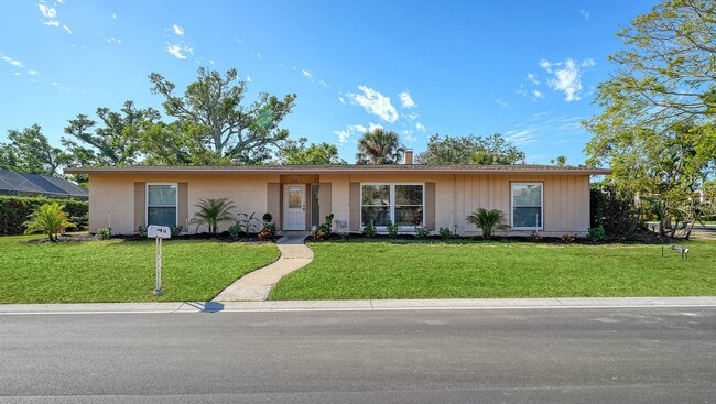Building Photo - Fully Furnished 3 Bedroom 2 bath Single Fa...