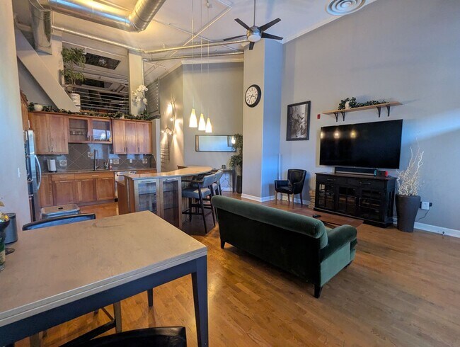 Foto del edificio - FANTASTIC LUXURY CONDO IN BALLPARK NEXT TO...